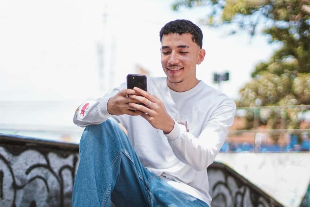 Imagen joven con celular habilidades digitales