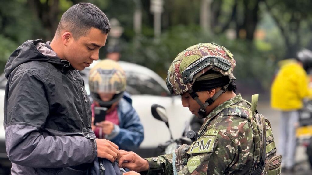 Imagen militar revisando documentos por seguridad