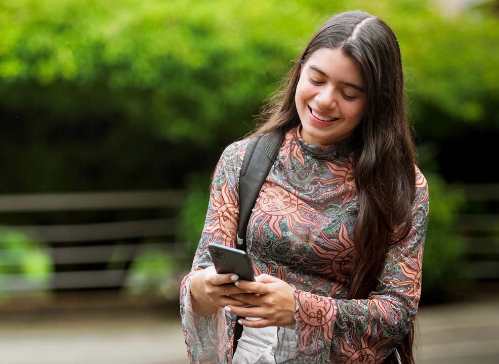 Imagen mujer con celular