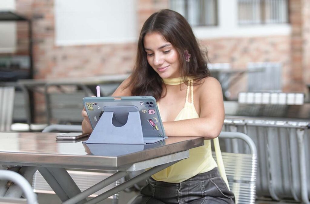 Imagen mujer con tableta