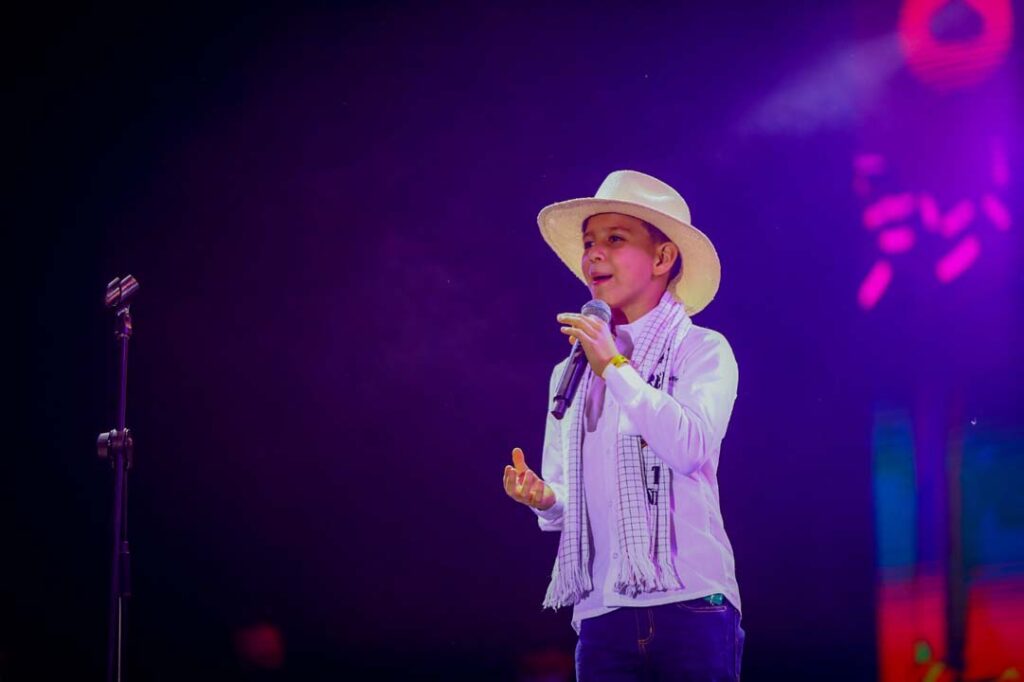 Imagen niño trobando