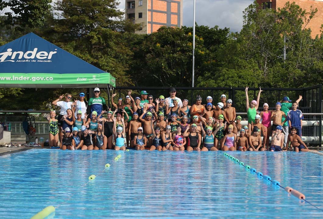 Imagen niños en piscina