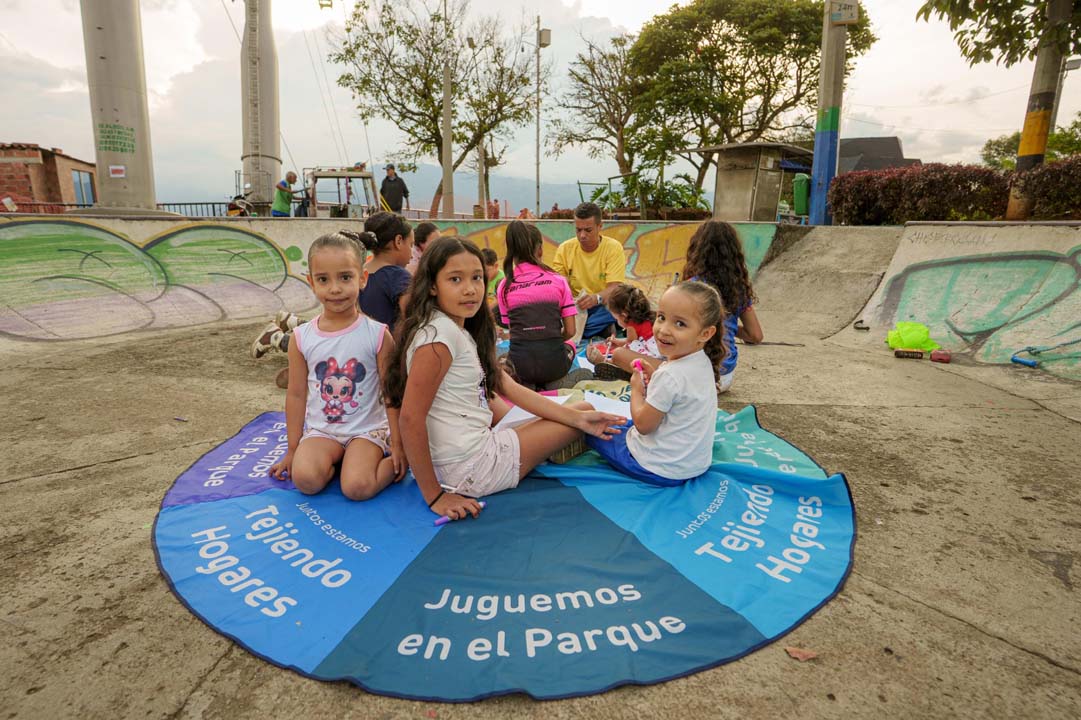 Imagen niños juguemos al parque