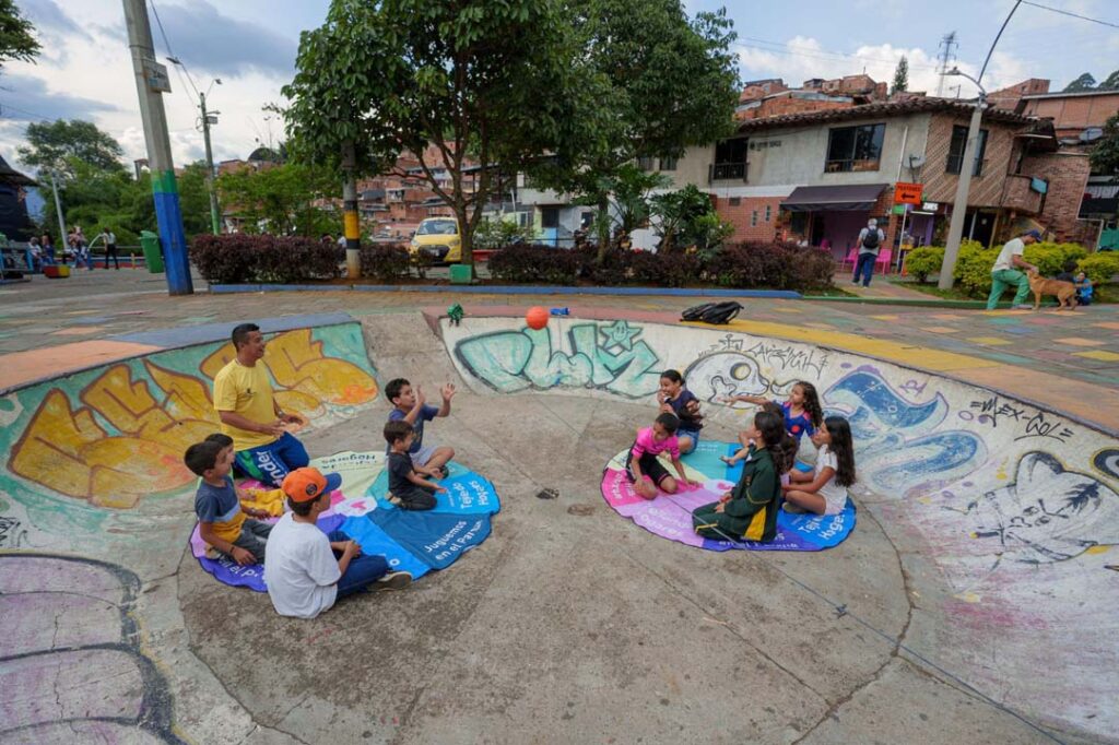 Imagen niños juguemos en el parque