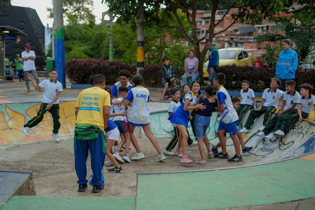 Imagen niños juguemos en el parque