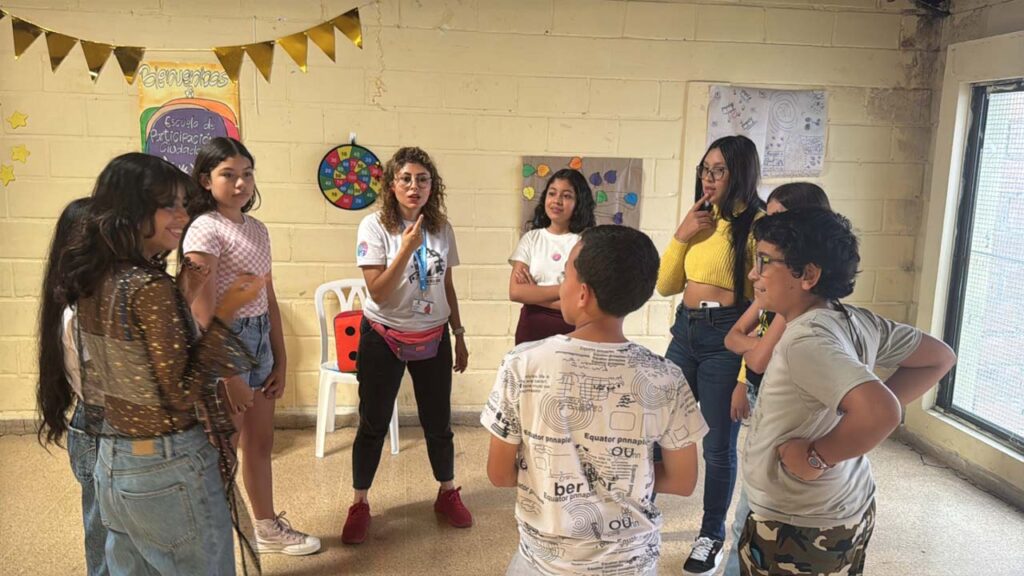 Imagen niños reunidos en círculo