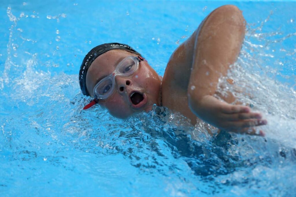 Imagen persona nadando