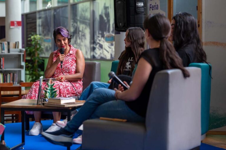 Imagen personas en conversatorio de la Biblioteca Pública Piloto