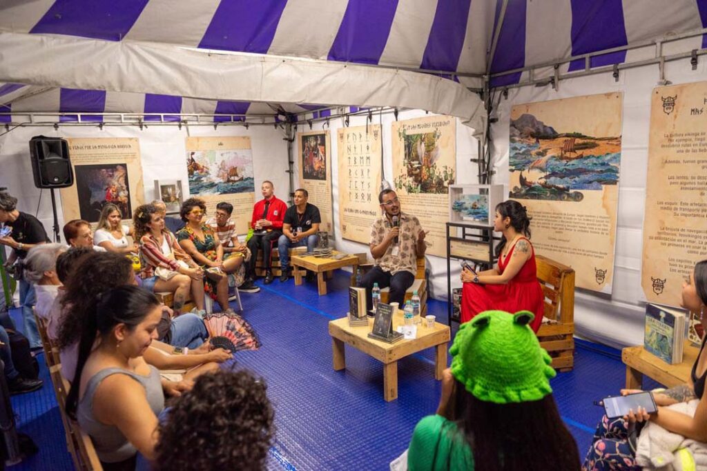 Imagen personas en evento en la Biblioteca Pública Piloto
