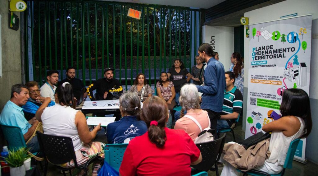 Imagen personas en plan de ordanamiento territorial