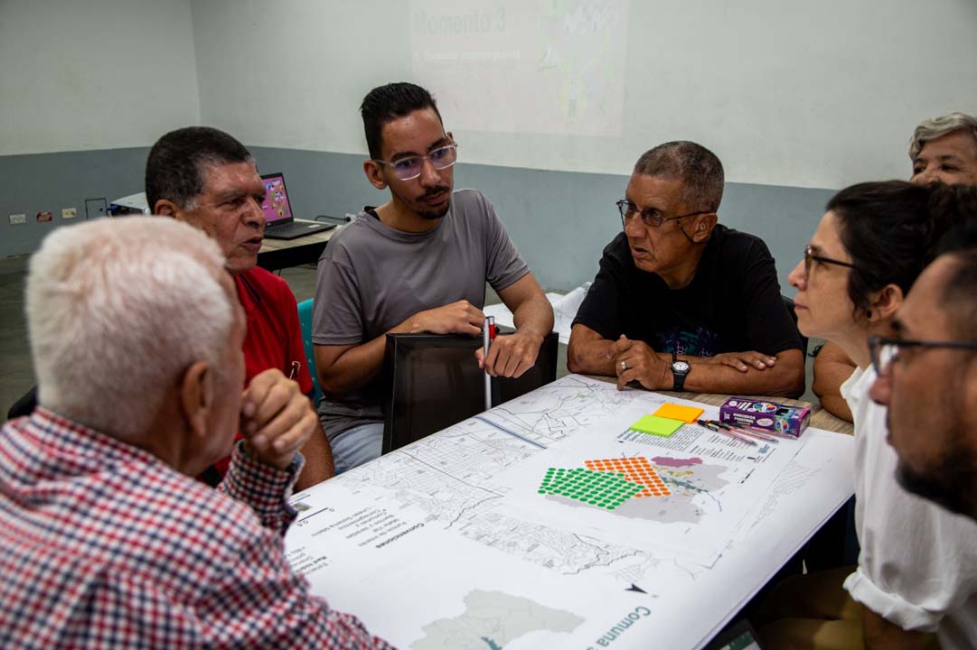 Imagen personas en plan de ordanamiento territorial 2