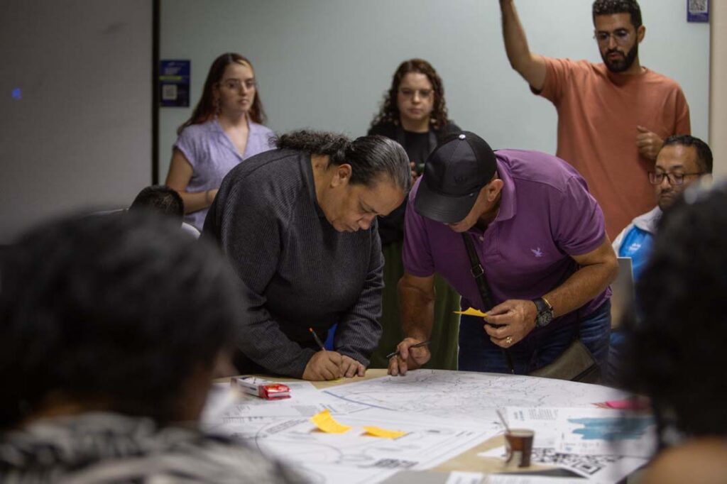 Imagen personas en plan de ordanamiento territorial 5