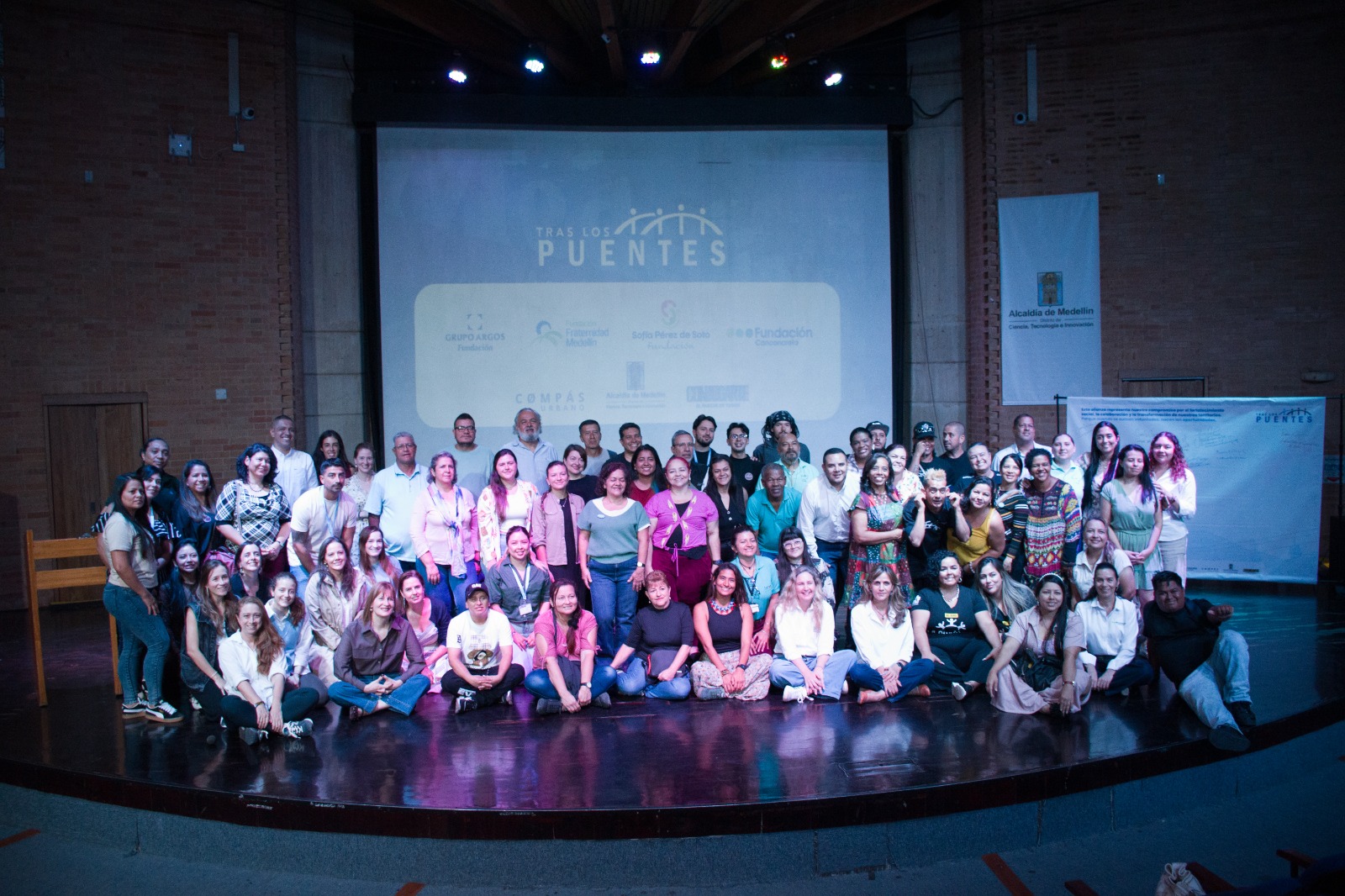 Imagen personas evento puentes