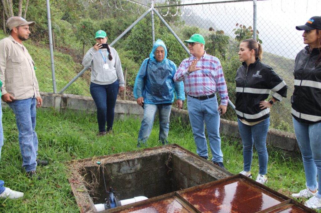 Imagen personas reivando pozo