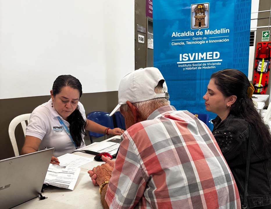 Imagen personas siendo atendidas Isvimed 3