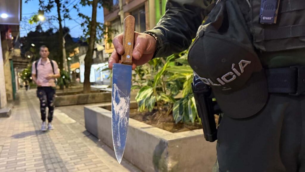 Imagen policía con cuchillo