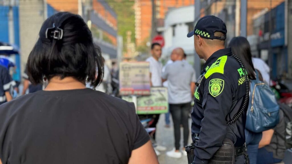 Imagen policía en calle