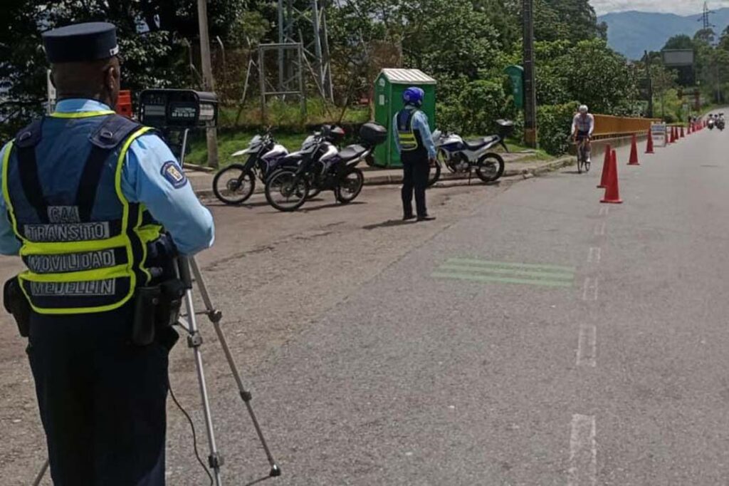 Imagen polícia haciendo control a piques