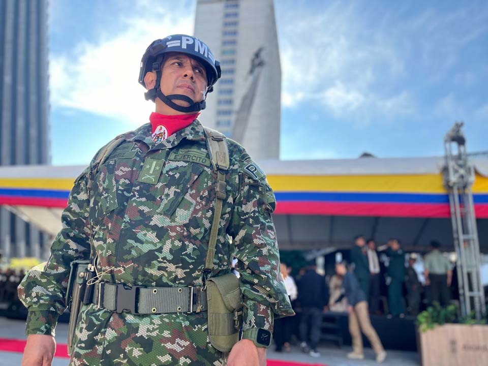 Imagen policía militar con bandera