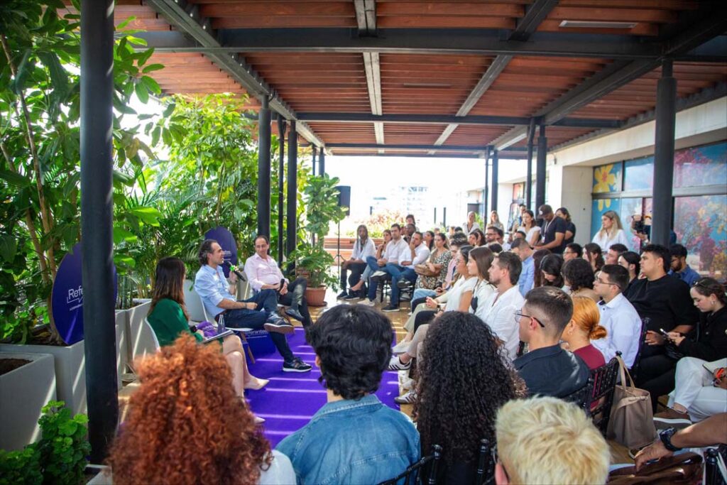 Imagen reunión de personas San Sebastián de Palmitas (2)
