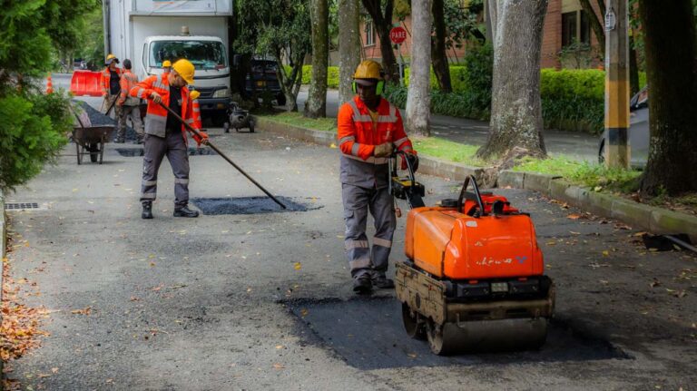 Imagen trabajadores en la calle con máquinas