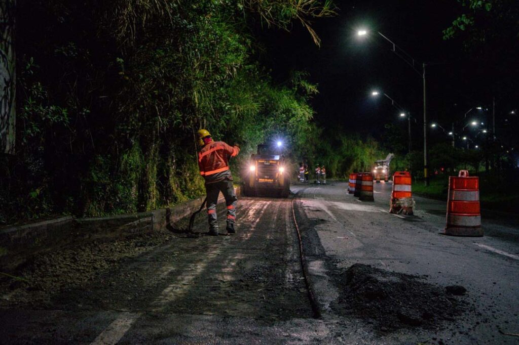Imagen trabajadores en la noche calle