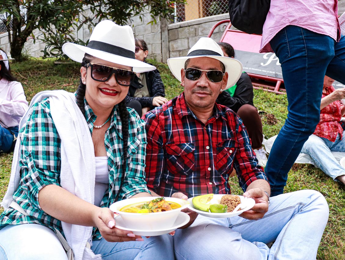 Reinalda Muñoz y su esposo, Léder Cardozo, en el Festival de Sancochos de Santa Elena