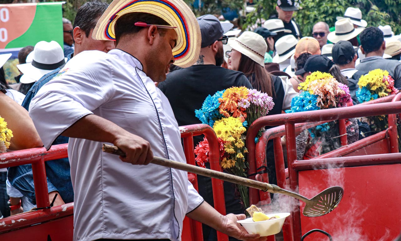 Santiago le ayudó a su madre, Liliana Gutiérrez, preparando el sancocho este domingo en el festival de Santa Elena