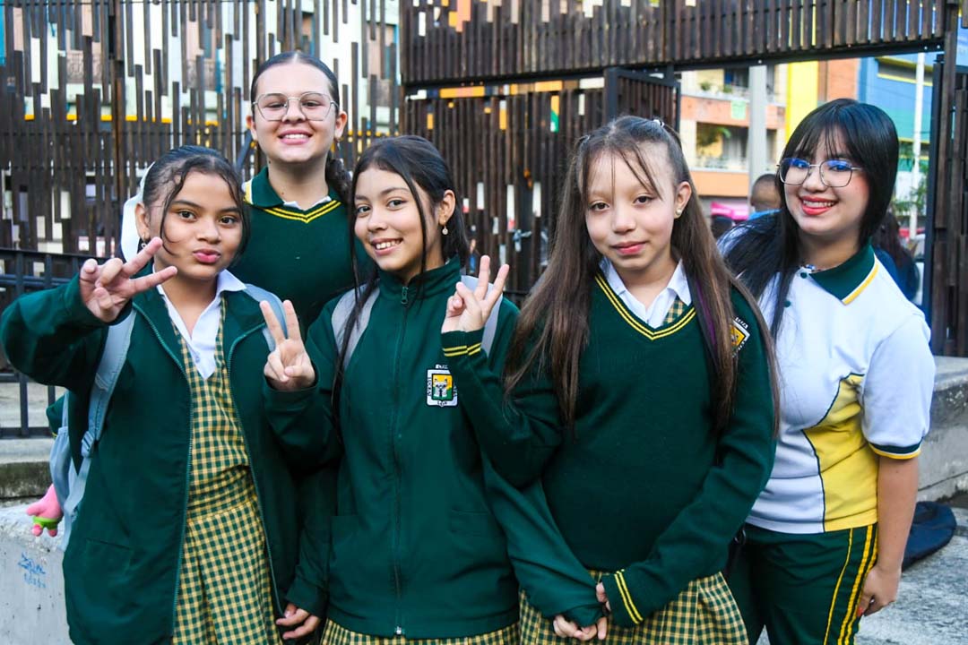 imagen de estudiantes felices