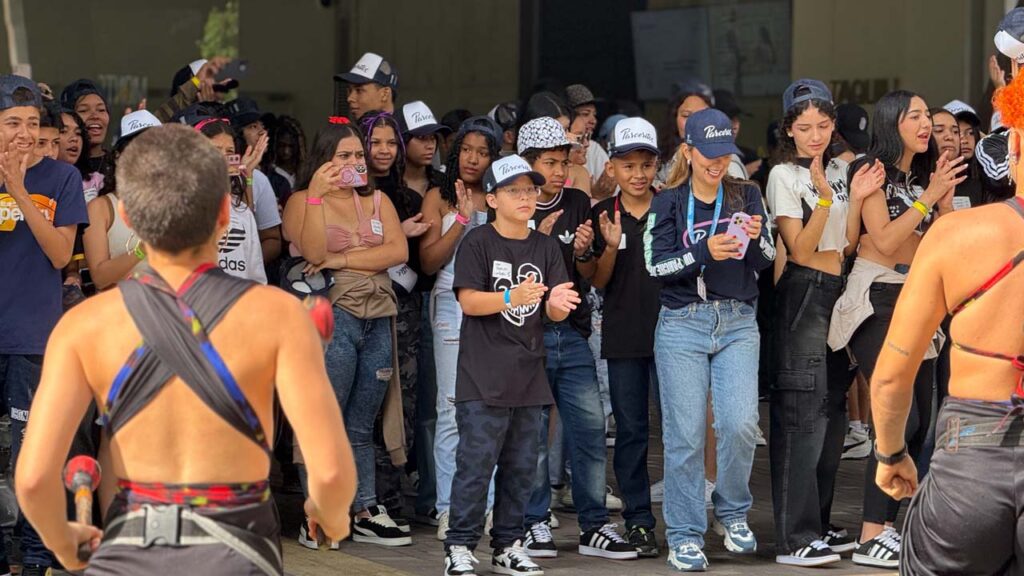 imagen de jóvenes en galardón ganado a Parceros 2