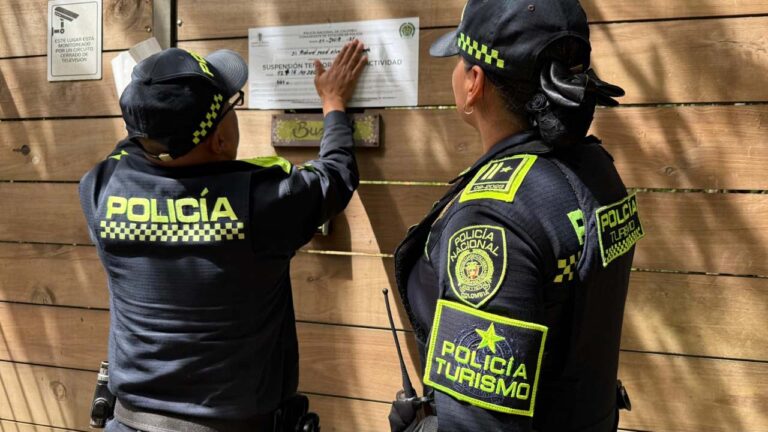 imagen de policías sellando alojamientos temporales