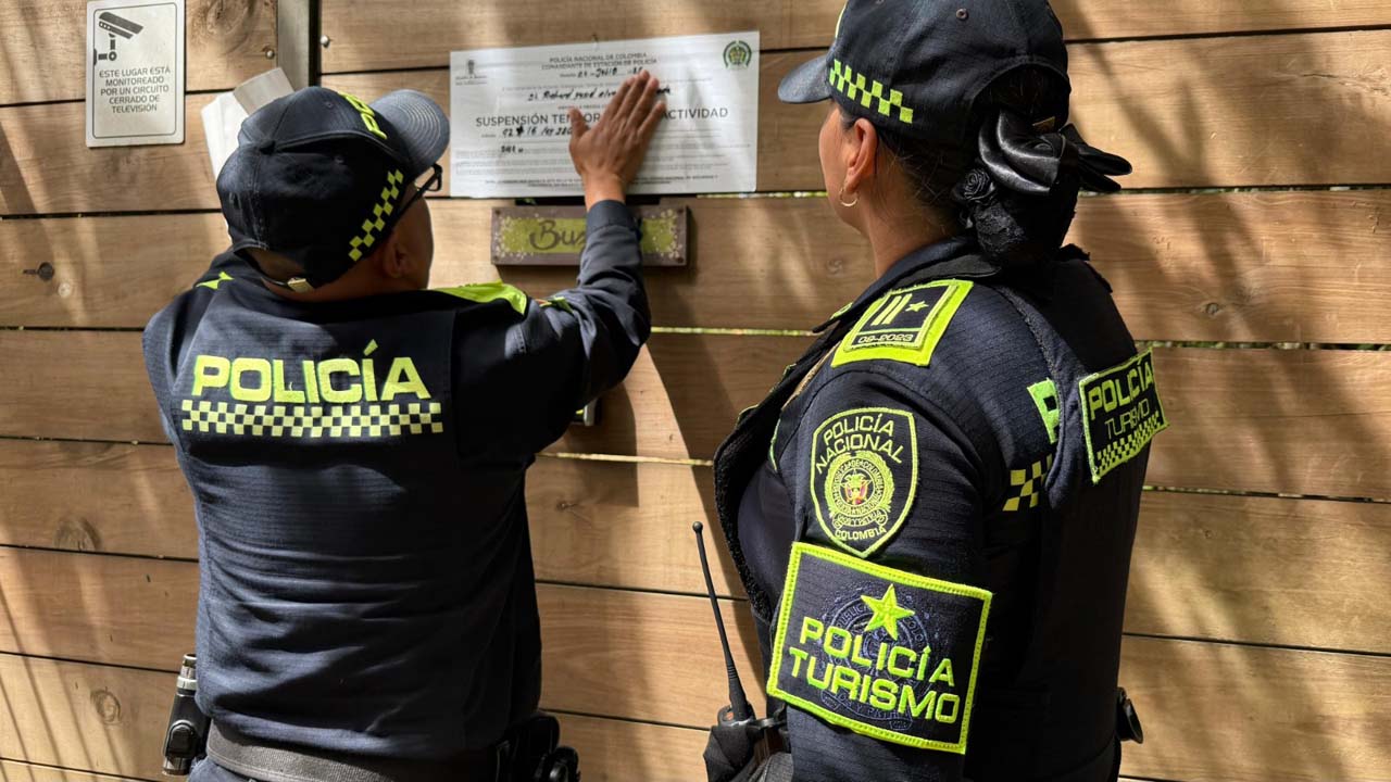 imagen de policías sellando alojamientos temporales