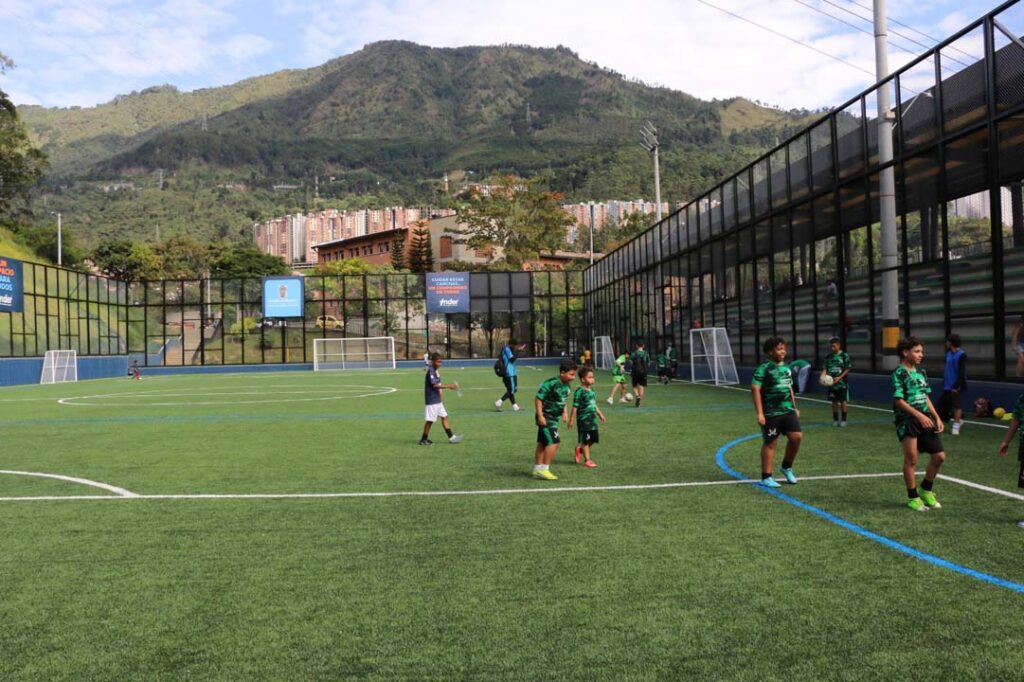 Imagen jóvenes en la cancha