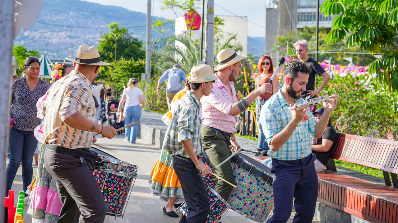 Imagen Víctimas, firmantes y pospenados participaron con emprendimientos en Feria de las Flores (6)