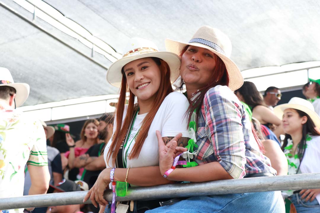 Imagen asistentes del desfile abrazadas