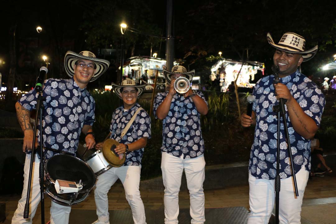 Imagen banda tocando música