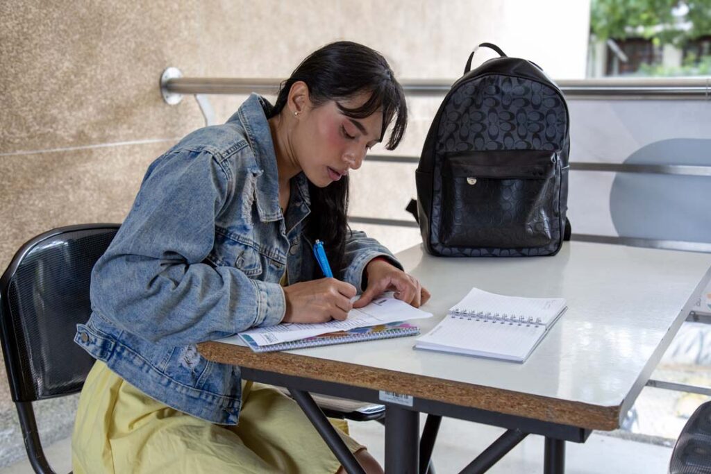 Imagen de Cristina estudiando