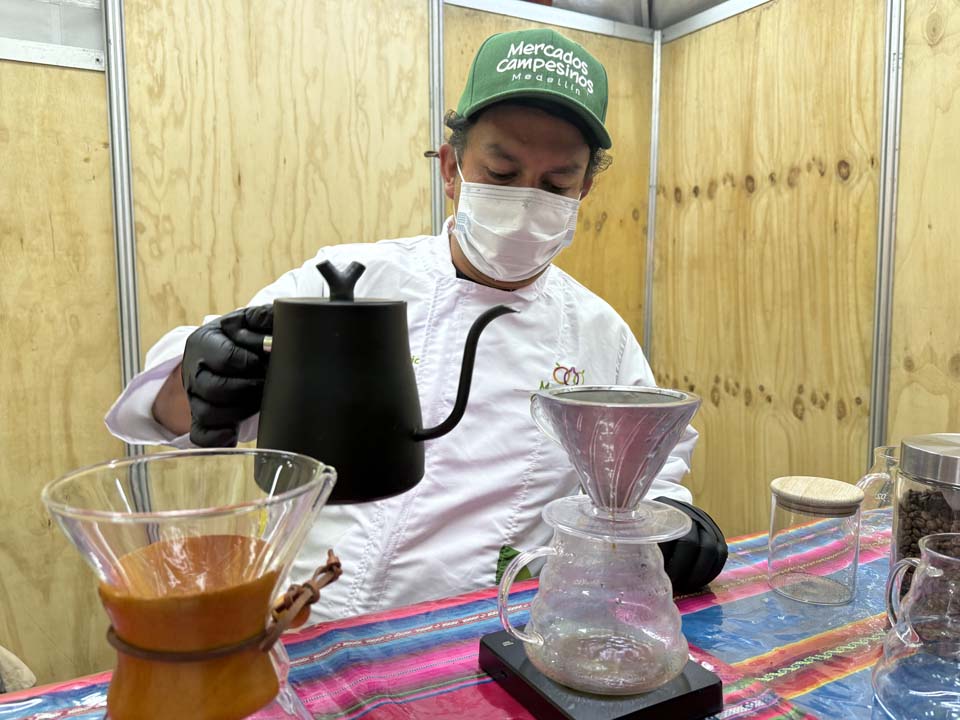 Imagen de Willinton Foronda sirviendo café