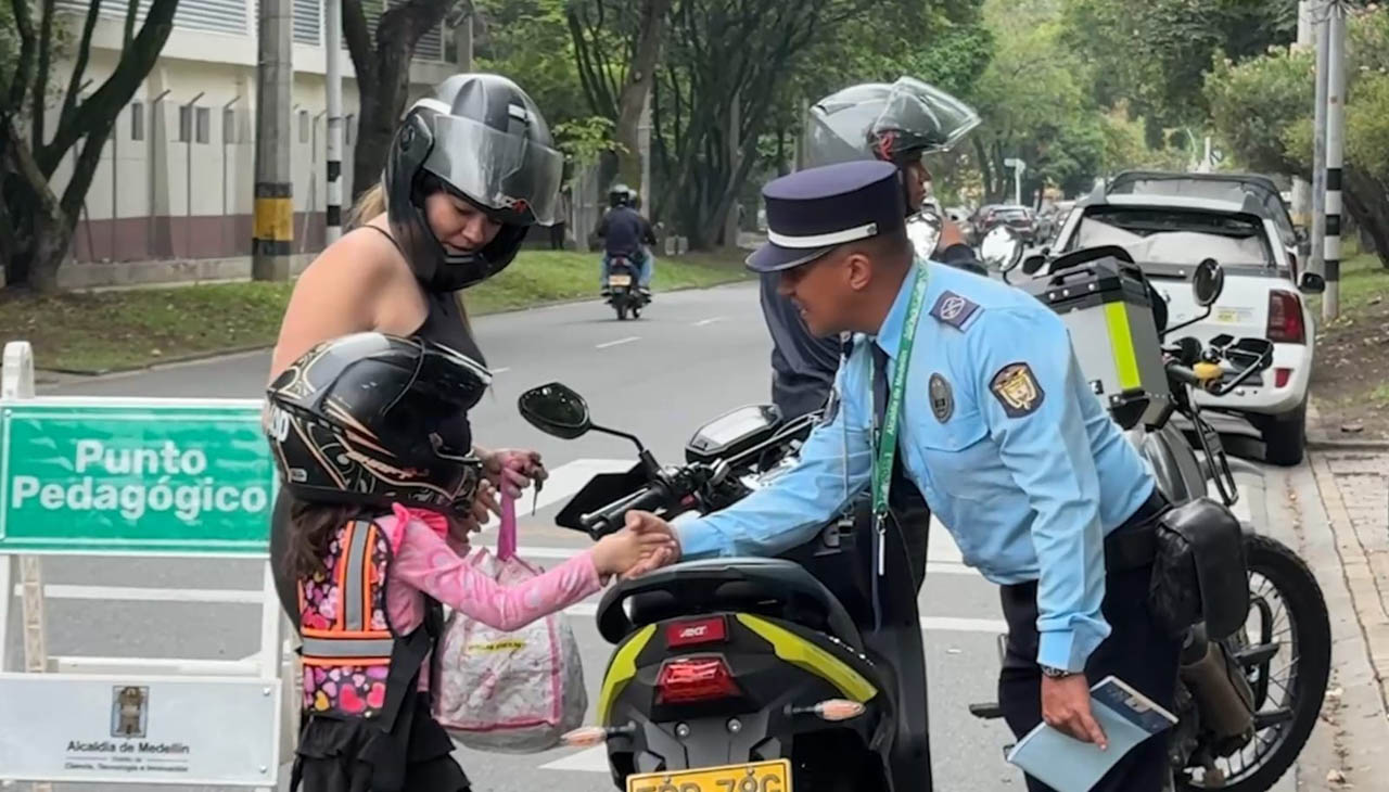 Imagen de agente de tránsito en punto pedagógico