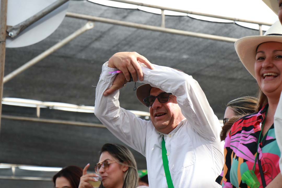 Imagen de asistentes del desfile en graderías