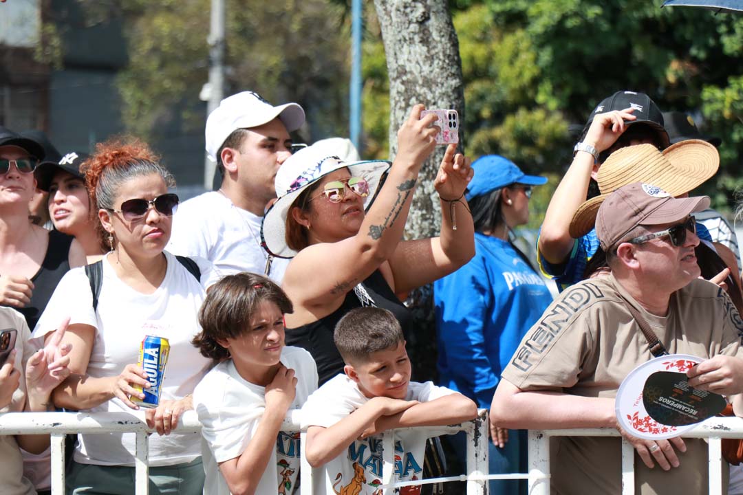 Imagen de asistentes en el desfile primavera
