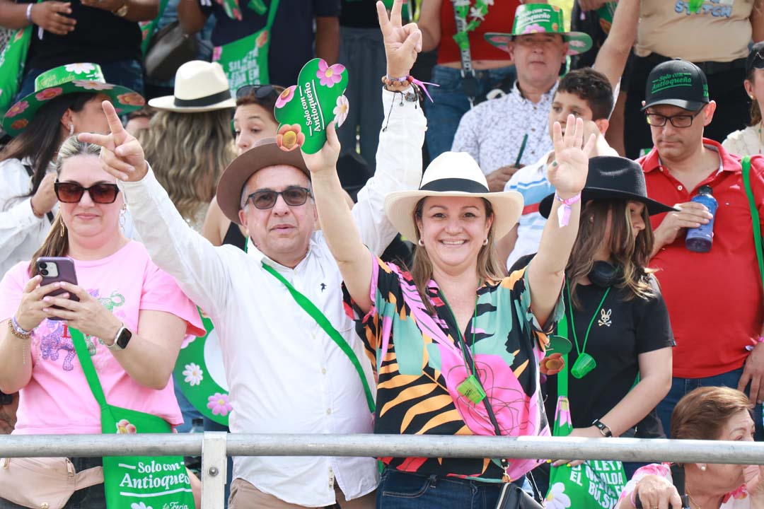 Imagen de asistentes levantando las manos