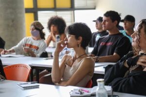 Imagen de aula con estudiantes universitarios