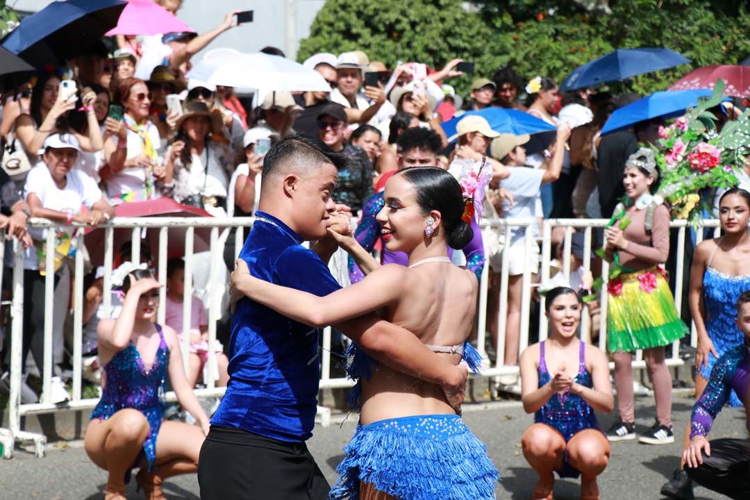 Imagen de bailarines en el desfile 2 (2)