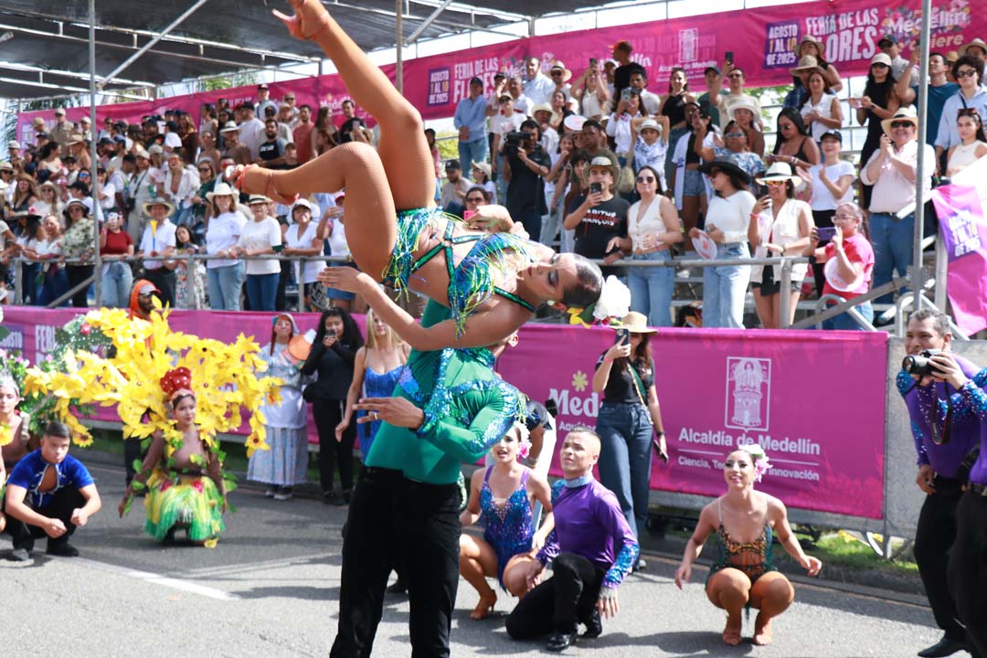 Imagen de bailarines en el desfile 5