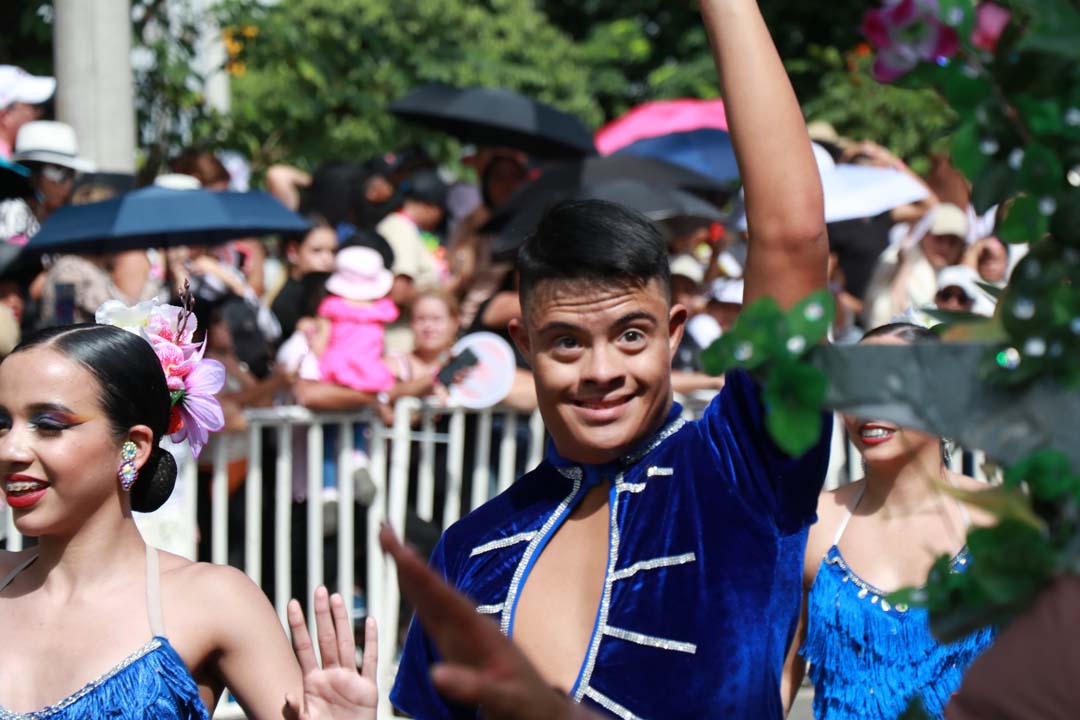 Imagen de bailarines en el desfile