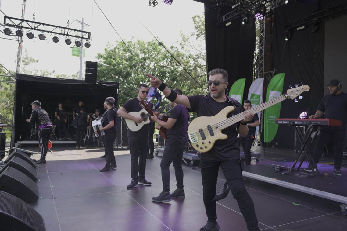 Imagen de banda en tarima del concierto Festival MedaYoung 2