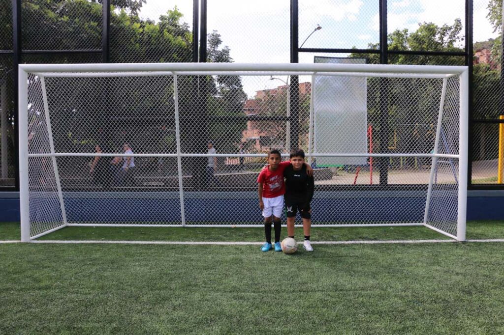 Imagen de cancha con niños