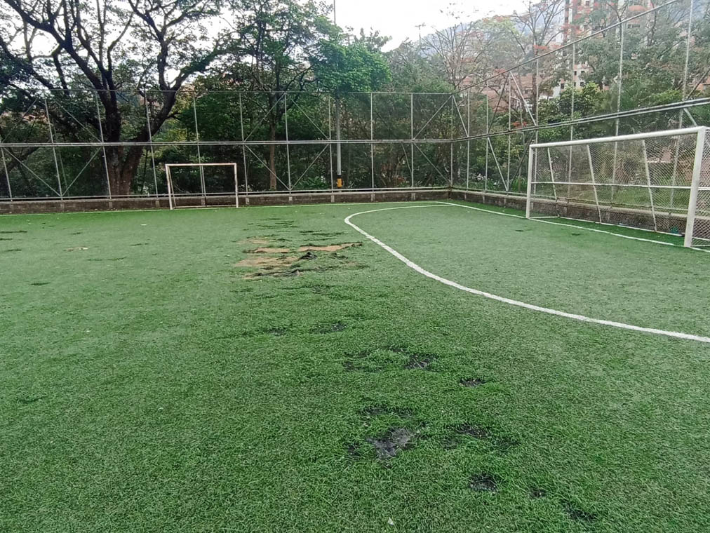 Imagen de cancha sintética deteriorada en barrio Buenos Aires 1