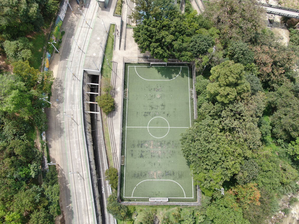 Imagen de cancha sintética deteriorada en barrio Buenos Aires 2